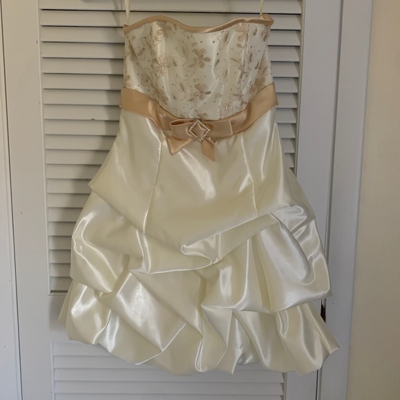 Jessica McClintock strapless homecoming/prom dress. Size 1, crème - Picture 1 of 2